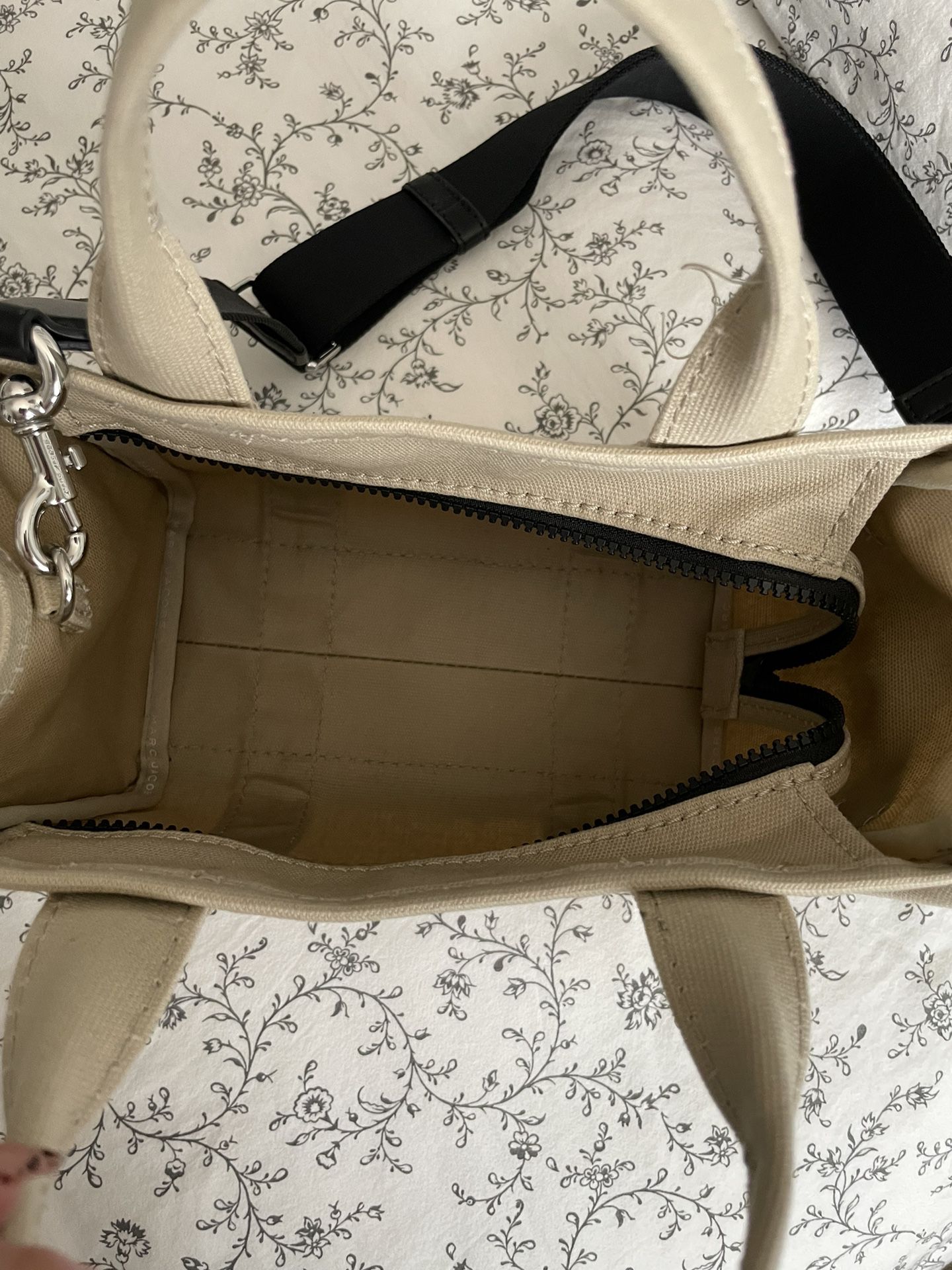 Marc Jacobs Tote Bag for Sale in Bakersfield, CA - OfferUp