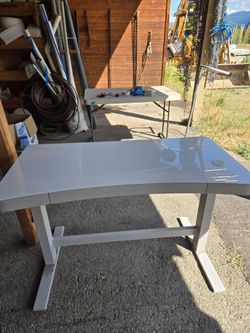 Treasanti adjustable height lighted desk