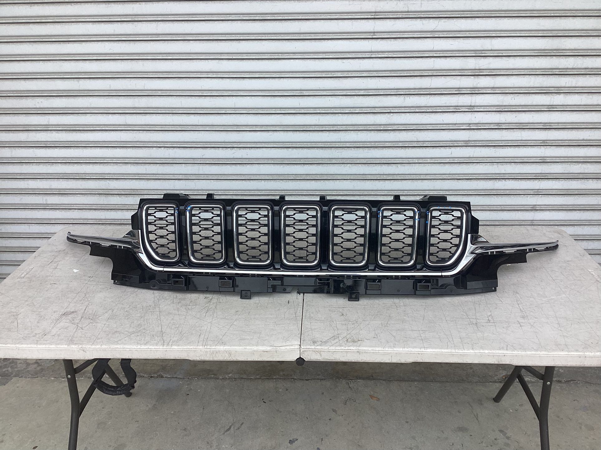 2022-2023-2024-2025 JEEP GRAND CHEROKEE FRONT GRILLE UPPER CHROME/BLACK USED OEM 