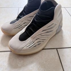 Yeezy QNTM Basketball 