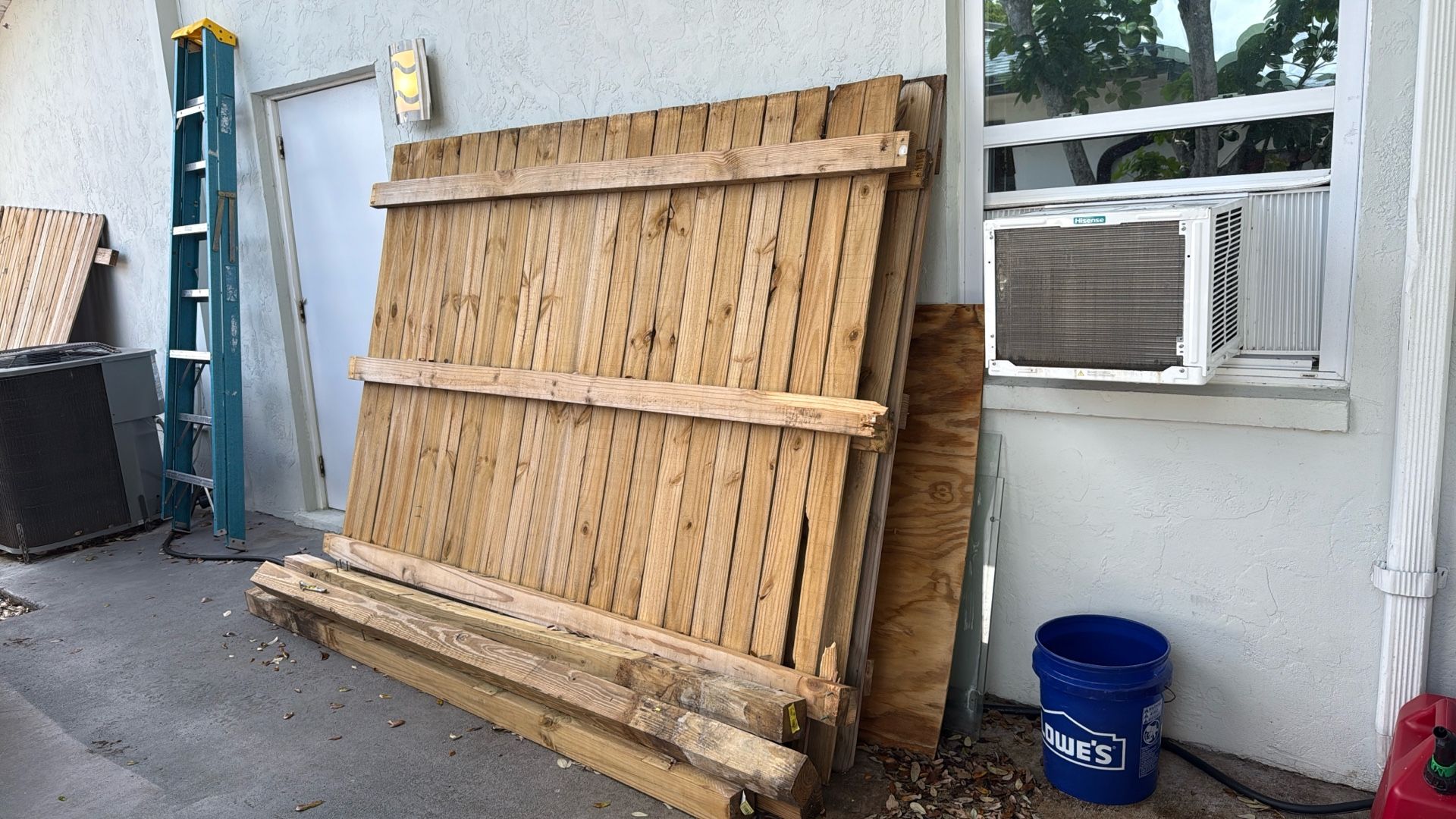 Fence Wood And Posts (4 Panels 4 Posts) Come Today OBO!!