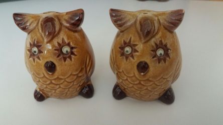 VINTAGE SALT AND PEPPER SHAKER