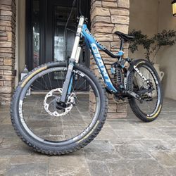 Giant Glory Downhill Mountain Bike (27.5 Wheels) 