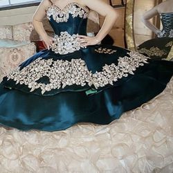 Quinceanera dress - 4 Piece Emerald/Champange