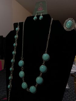 Beautiful set of paparazzi jewelry nickel and lead free