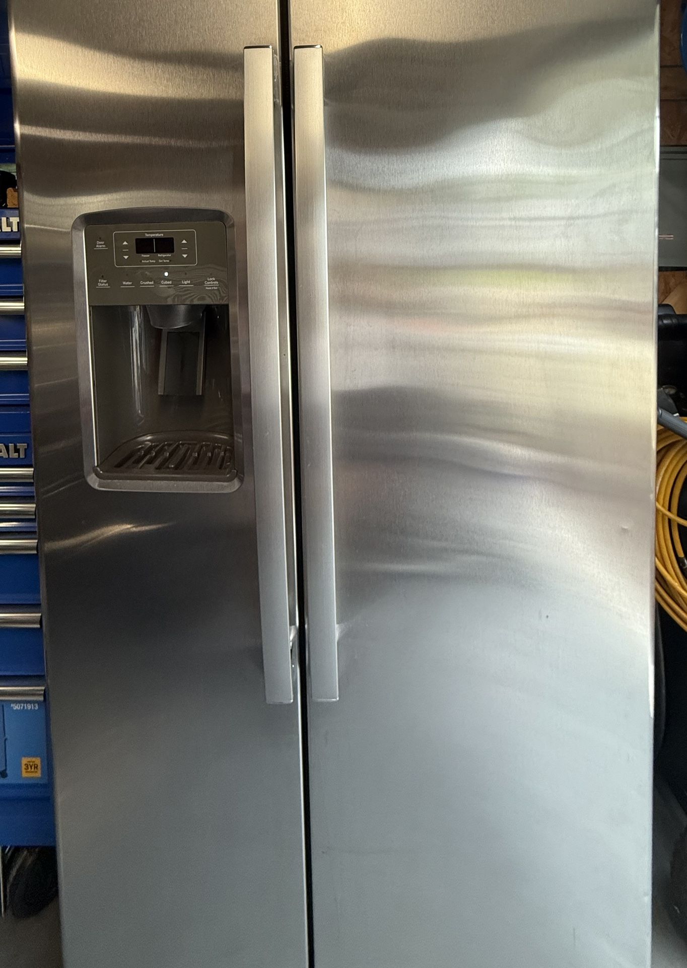 GE 25.3 Cu Ft Side By Side Refrigerator 