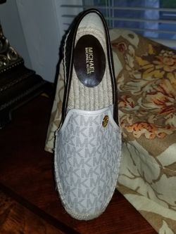 Authentic Micheal Kors Hasting flats