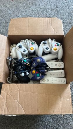 Nintendo Wii console bundle and controllers
