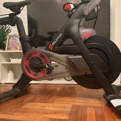 Peloton Bike – Excellent Condition – Smooth & Quiet Ride