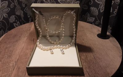 PEARL NECKLACE, BRACELET AND EARRINGS SET