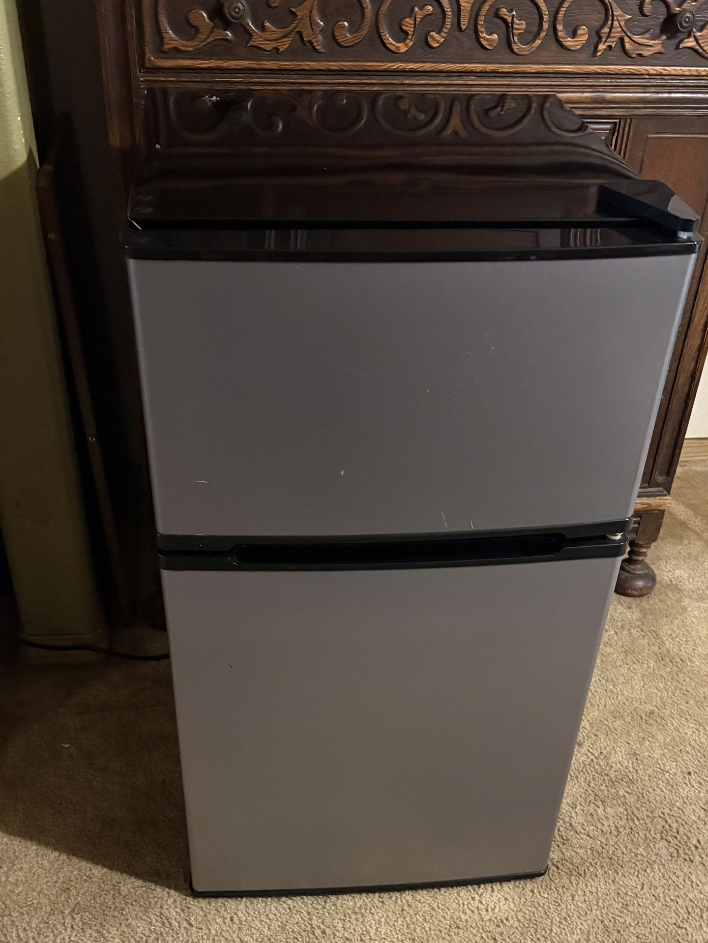 Mainstays 3.2 Cu. ft. Refrigerator with Freezer *New