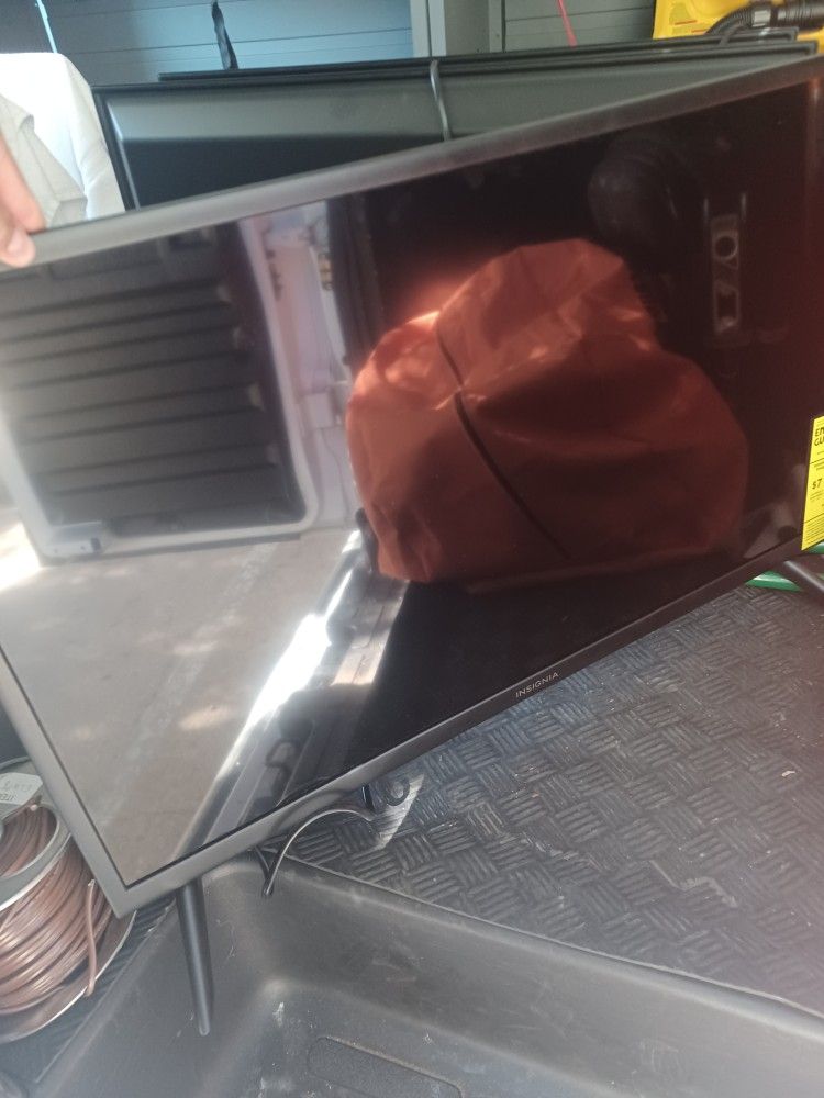 32in Smart LED Insignia Tv