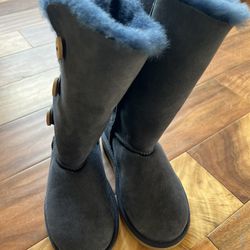 New Ugg Girl Size 1
