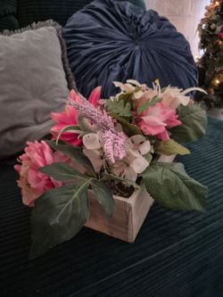 Beautiful NEW... Large  flowers in a beautiful wooden box!