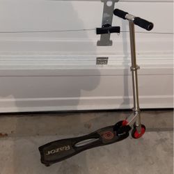 Razor Siege Caster Scooter