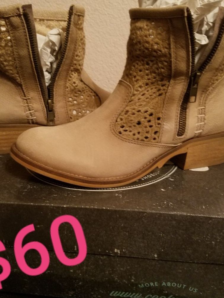 Girls/females Boots Size 8