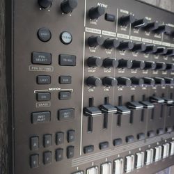 Roland TR-8S Drum Machine Synthesizer