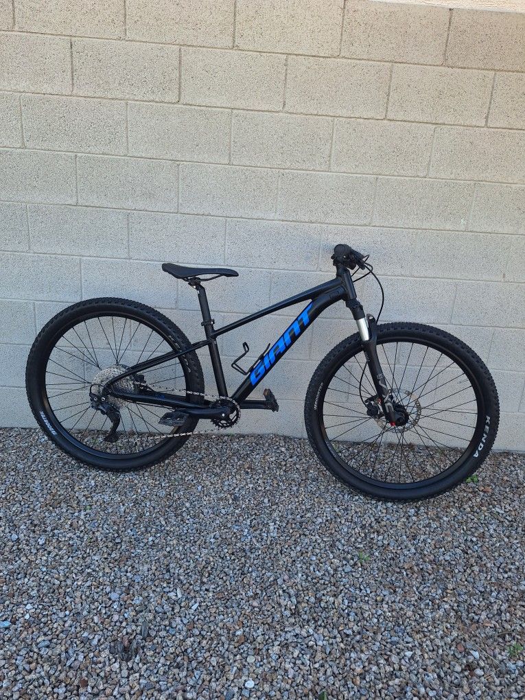 GIANT TALON 1 MOUNTAIN BIKE 27.5 INCH 1 X 10 SPEED AIR SHOCK SXC32 LOCKOUT FRONT SUSPENSION 