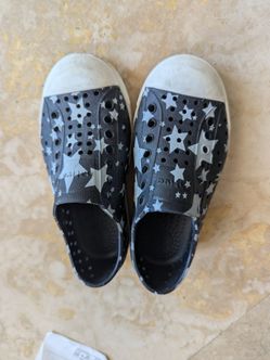 Native toddler shoes - size 10