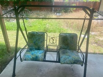 BEAUTIFUL SWING  2 SEAT HAVE CUP HOLDER IN CENTER..HAVE SUNSHADE FRAME ..VERY STRONG FRAME