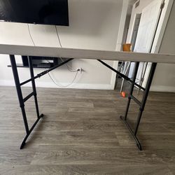 6-foot plastic folding table