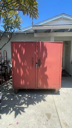 Metal utility storage cabinet