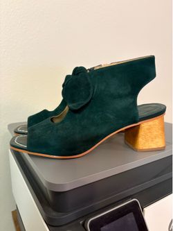 Bernardo  women size 9 suede Forrest green