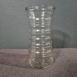 8" x 4" Simple but Elegant Ribbed Glass Vase