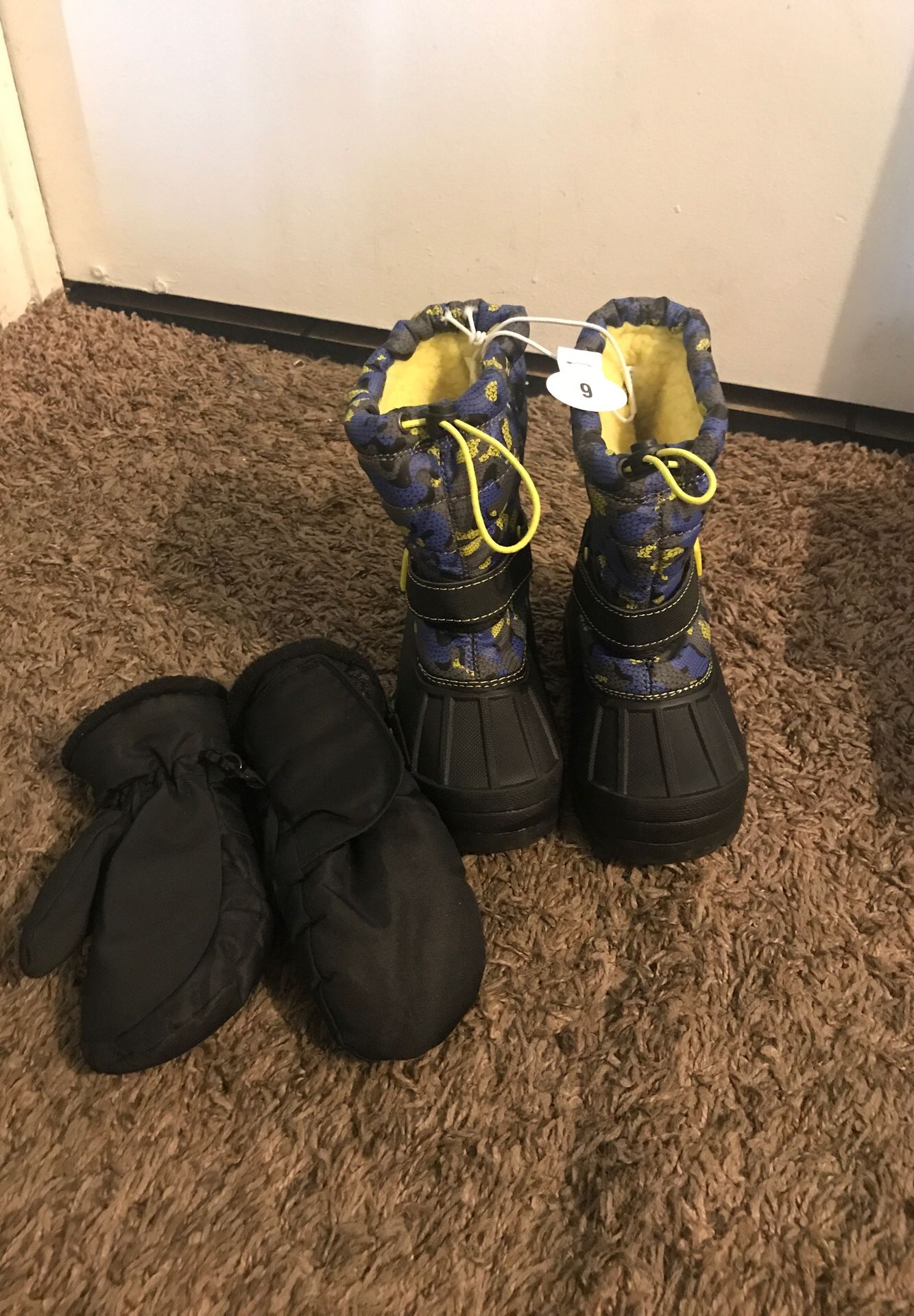 KIDS SNOW BOOTS AND GLOVES