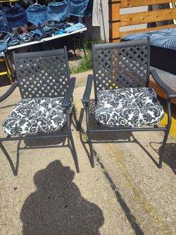 DOS sillas DE FIERRO PESADO PARA su PORCHE OR patio furniture only 70$ each or 140$ BOTH patio chairs