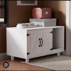 Cat litter box enclosure