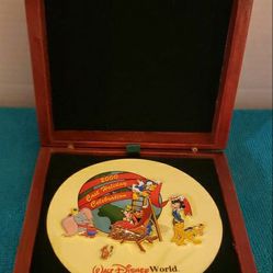 2000 Walt Disney World Cast Holiday Celebration Set of 5 Pins in Wooden Box