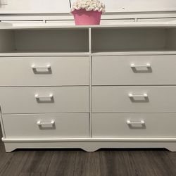 White Dresser Good Conticion 
