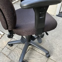 Like New-Super Comfortable Ergonomic Managers Office Chair 