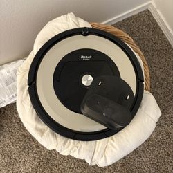 Roomba *Needs Power Cord For Charging Dock*