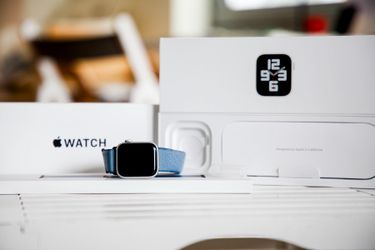 Pre-owned Apple Watch SE (2nd Gen) GPS 40mm Silver w/ Blue Sport Loop