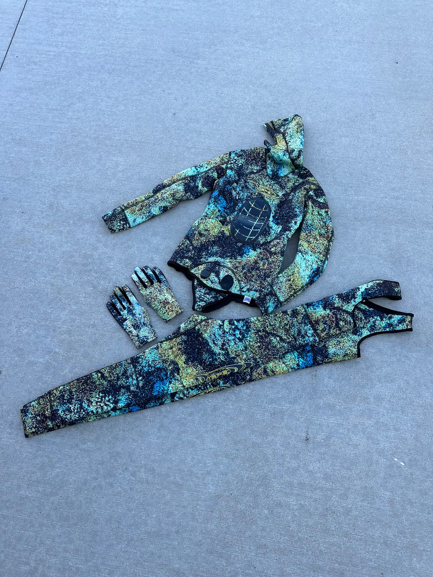 New Riffe DigiTek 5MM Wetsuit 2pc Set for Sale in San Clemente, CA