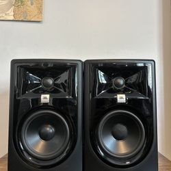 JBL Mk2 3 Series  LSR305 5" Two-Way Powered Studio Monitor Kit - Pack of 2
