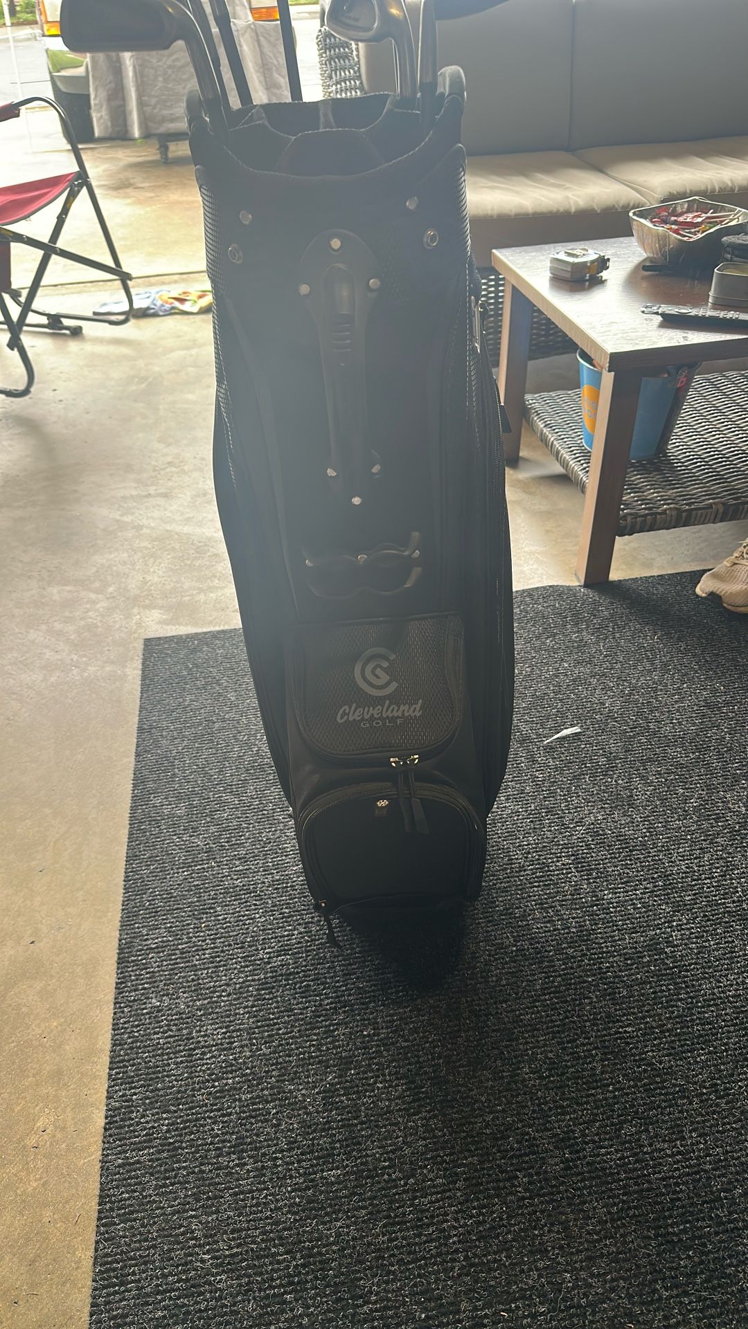 Cleveland Golf Bag With Old Lynx Black Cat Irons .