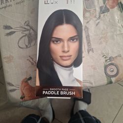 Kendall Jenner Formawell Hair Brush