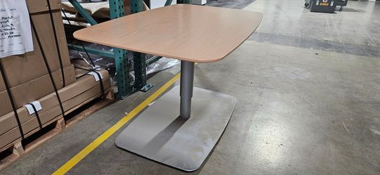 Height adjustable table