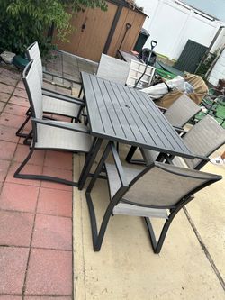 Patio table and 6  Chairs