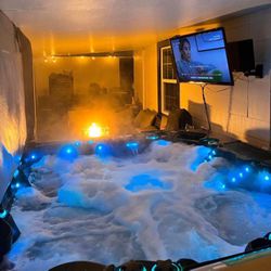 6 seater hot tub jacuzzi with foot and back massage, speakers and TV