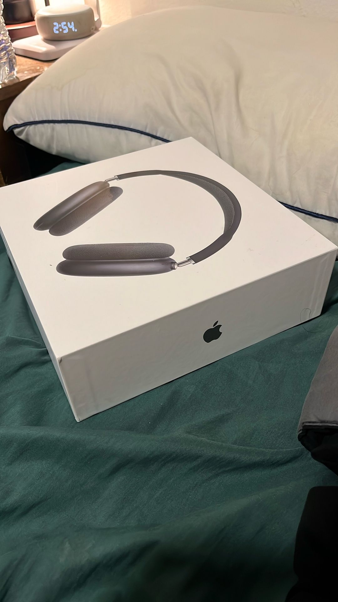 Faux Apple AirPod Max