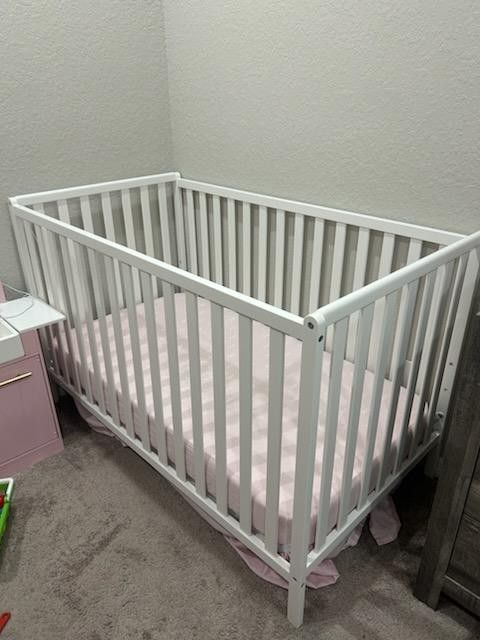 Baby Crib & Brand NEW Mattress (BONUS)