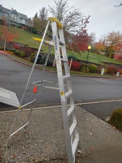 Aluminum 8 feet tall ladder