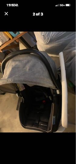 Graco baby car seat comes with base