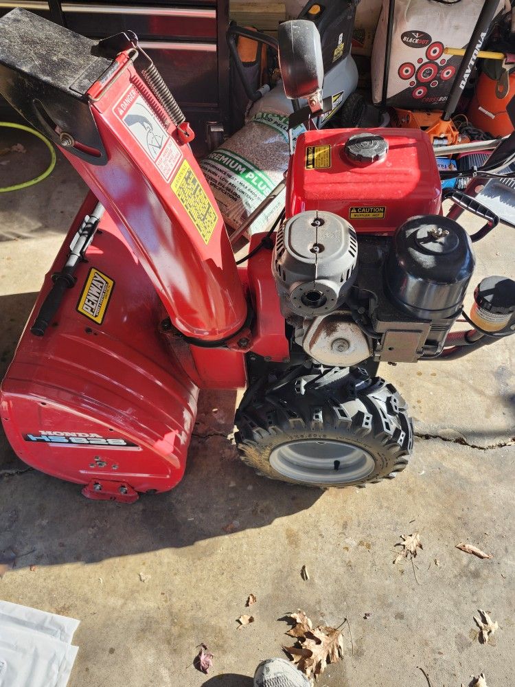 Honda 828 Snowblower Like New