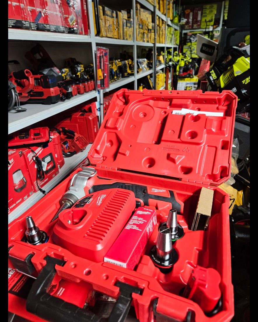 MILWAUKEE M12 CORDLESS EXPANSION TOOL KIT NEW