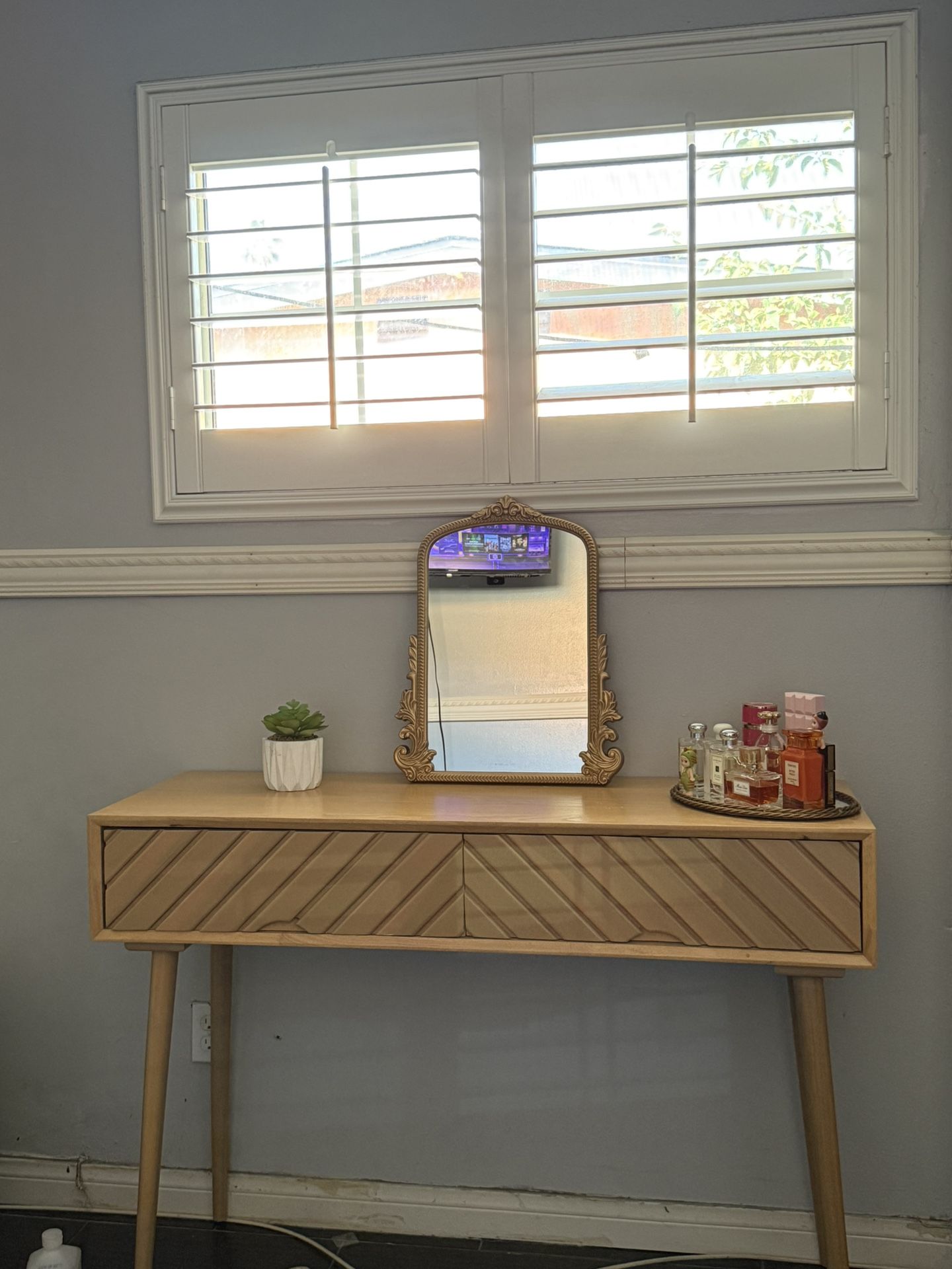 Desk/ Decorate Table